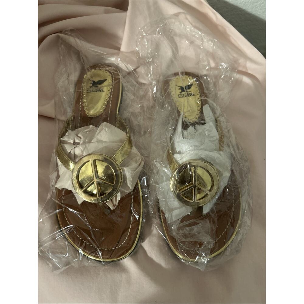 womens size 6.5 gold thing flip flop SandalS New